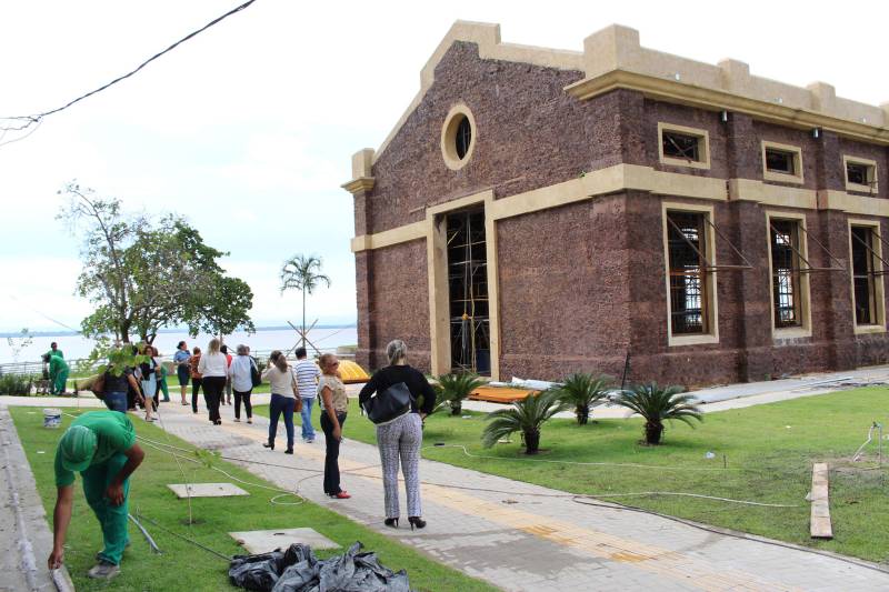 Na tarde desta quarta-feira (28), representantes de secretarias que integram o comitê gestor do Plano Estadual de Ações Integradas à Pessoa com Deficiência (Existir) visitaram as obras do Centro Integrado de Inclusão e Reabilitação (CIIR), em Belém. A visita técnica foi solicitada por Daniele Khayat, diretora-geral do Núcleo de Articulação e Cidadania (NAC), do Governo do Pará, com o objetivo de informar aos participantes do Plano sobre o andamento da obra e mostrar as ações planejadas para o local. “É muito importante que todos que trabalham diretamente com a pessoa com deficiência saibam o que está sendo feito. Afinal, são eles que vão atuar aqui. Pudemos ver de perto os espaços onde funcionará a triagem, reabilitação, radiologia, prótese e órtese, entre outros. Todos ficaram muito satisfeitos com o que viram, e ansiosos para o funcionamento”, disse Daniele Khayat. O CIIR está em fase final de construção, devendo ser inaugurado até o final do primeiro semestre de 2018.
FOTO: RUAN MORAES / ASCOM NAC
DATA: 28.02.2018
BELÉM - PARÁ <div class='credito_fotos'>Foto: RUAN MORAES / ASCOM NAC | <a href='/midias/2018/originais/ae77b1c5-9927-4f26-9110-48c5548b7855.jpg' download><i class='fa-solid fa-download'></i> Download</a></div>