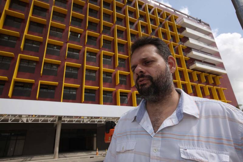 As obras estruturais no Hospital Abelardo Santos, no distrito de Icoaraci, na Grande Belém, já estão quase 100% concluídas. A unidade de saúde será a maior do Pará, com 10 andares, 269 leitos e portas abertas para atender cerca de 2 milhões de pessoas somente na região metropolitana, além de ser mais uma opção para desafogar o atendimento dos municípios da região das ilhas e nordeste do estado. Até o início de dezembro, o hospital, antes com capacidade para 50 leitos em somente um pavimento, será inaugurado. A unidade de saúde está 95% pronta, faltando apenas a instalação dos equipamentos médico-assistenciais e as obras de acabamento do andar térreo. Na foto, o arquiteto Joaquim Meira.
FOTO: MÁCIO FERREIRA / AG. PARÁ
DATA: 31.10.2018
ICOARACI - PARÁ <div class='credito_fotos'>Foto: MÁCIO FERREIRA/ AG. PARÁ | <a href='/midias/2018/originais/ae8d70e8-f16c-48a8-a86d-a9aefb435647.jpg' download><i class='fa-solid fa-download'></i> Download</a></div>