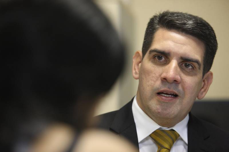 O Governo do Pará inaugura, na próxima quarta-feira (23), a 2ª Divisão de Atendimento ao Adolescente (Data) do Estado. O prédio fica no bairro do Coqueiro, em Ananindeua, e terá circunscrição também em Marituba. Serão duas novas viaturas e 30 servidores voltados para descentralizar o serviço prestado pelo órgão, antes restrito ao prédio localizado no bairro do Jurunas, em Belém. O objetivo é atender ainda os outros municípios da região metropolitana, agilizando o atendimento relacionado a atos infracionais praticados por menores. O investimento é estimado em R$ 390.628 mil reais. A nova unidade, vinculada à Diretoria de Atendimento a Grupos Vulneráveis (DAV), vai diminuir o tempo de espera para lavratura dos procedimentos, trazendo maior comodidade à população. “Vai melhorar muito, porque, por exemplo, quando tem situações flagranciais em Marituba, e uma viatura precisa se deslocar para cá para registrar, é policial a menos nas ruas, é gasto com combustível. Fora que por ser mais próximo desses outros municípios, vai diminuir a subnotificação, que ocorre quando os responsáveis não fazem a ocorrência porque é longe”, explicou o diretor da Data, Roberto Gomes (foto).

FOTO: MARCELO LELIS / AG. PARÁ
DATA: 28.05.2018
BELÉM - PARÁ  <div class='credito_fotos'>Foto: Marcelo Lelis / Ag. Pará   |   <a href='/midias/2018/originais/ae97852c-e2a7-42ab-b6ef-959f56cfe9f7.jpg' download><i class='fa-solid fa-download'></i> Download</a></div>
