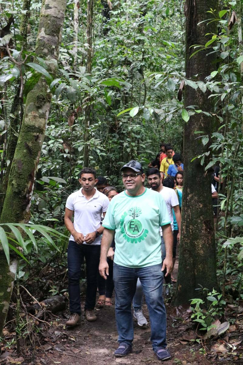 Uma comitiva de indígenas das etnias Amanaié, Assuriní do Pracará e Tembé visitou o Parque Estadual do Utinga nesta sexta-feira, 14, dentro de uma agenda de intercâmbio entre jovens indígenas. A ação foi feita em parceria entre o Instituto de Desenvolvimento Florestal e da Biodiversidade (Ideflor-bio), por meio da Gerência de Sociobiodiversidade (Gsbio) e o Distrito Sanitário Especial Indígena (DSEI) no Pará, vinculado ao Ministério da Saúde.

FOTO: ASCOM IDEFLOR
DATA: 14.12.2018
BELÉM - PARÁ <div class='credito_fotos'>Foto: Ascom Ideflor   |   <a href='/midias/2018/originais/ae9b1fcc-6b30-4244-b91a-20f2bbf14114.jpg' download><i class='fa-solid fa-download'></i> Download</a></div>