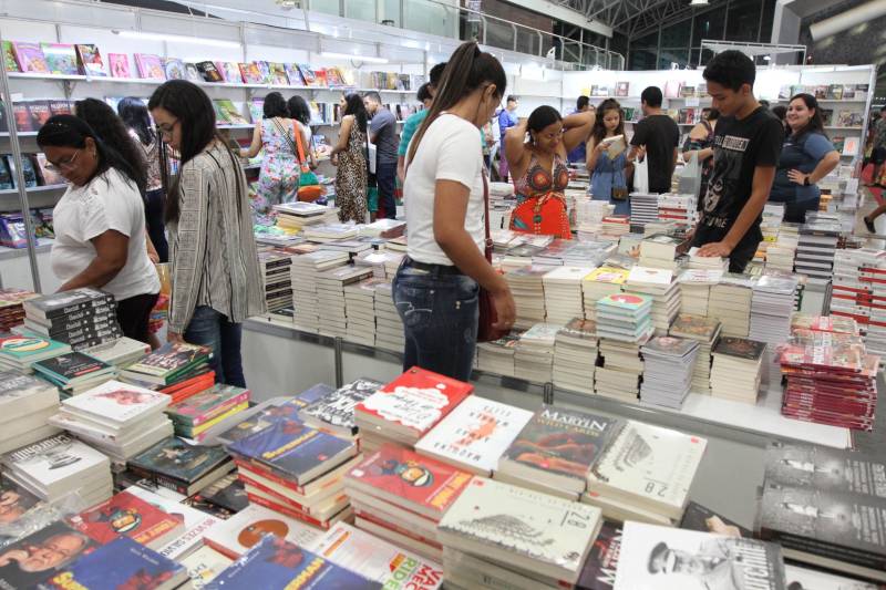 Uma programação extensa e diversificada marcou a abertura das atividades da XXII Feira Pan-Amazônica do Livro (foto) neste sábado (2), no Hangar – Centro de Convenções e Feiras da Amazônia, em Belém. Um grande público compareceu no primeiro dia, aproveitando as atrações culturais e as exposições nos estandes de livros.

FOTO: CRISTINO MARTINS / AG. PARÁ
DATA: 02.06.2018
BELÉM - PARÁ <div class='credito_fotos'>Foto: Cristino Martins/Ag. Pará   |   <a href='/midias/2018/originais/ae9b6d38-36a0-43ac-8975-a870fa565a4c.jpg' download><i class='fa-solid fa-download'></i> Download</a></div>