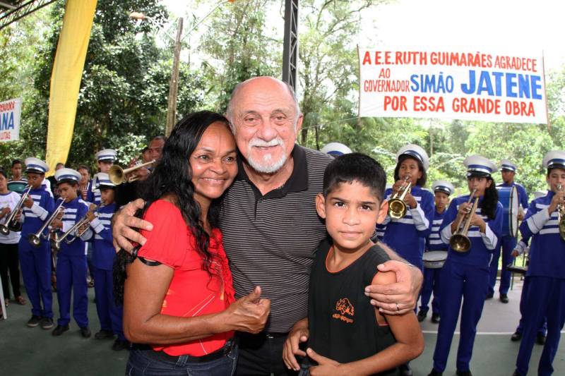 Um painel, no pátio da Escola Estadual de Ensino Médio Ruth Guimarães Ferreira, no distrito de Murinim, em Benevides, mostra 16 alunos da unidade aprovados nos últimos vestibulares. Desses, 12 irão estudar na Universidade Federal do Pará (UFPA). São os primeiros resultados de um processo que começou há nove meses, quando a escola entrou em reforma e ampliação. A nova “Ruth Guimarães Ferreira” foi entregue oficialmente nesta segunda-feira, 26, pelo governador Simão Jatene. Reformada e ampliada, a escola tem agora seis salas de aula; quatro laboratórios (multiuso, multidisciplinar, informática e de leitura); cozinha; refeitório e dispensa; quadra poliesportiva, vestiários feminino e masculino; área de convivência; sala para Atendimento Educacional Especializado (AEE) e acessos para pessoas com deficiência. Espaços de sobra para seus 892 alunos, distribuídos em três turnos do Ensino Médio. A obra custou R$ 2,446 milhões.
FOTO: CRISTINO MARTINS / AG. PARÁ
DATA: 26.03.2018
BENEVIDES - PARÁ <div class='credito_fotos'>Foto: Cristino Martins/Ag. Pará | <a href='/midias/2018/originais/ae9d16ec-c818-474b-ada9-1047e9b07798.jpg' download><i class='fa-solid fa-download'></i> Download</a></div>