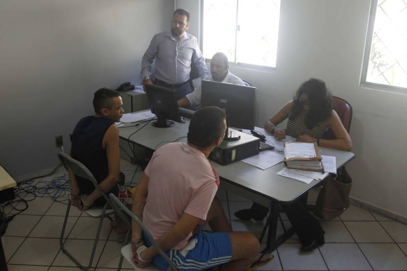 A Superintendência do Sistema Penitenciário do Estado (Susipe) realiza durante todo o mês de junho um mutirão (foto) com atendimento social, judiciário e de saúde no Complexo Prisional de Marituba, onde estão localizados os Presídios Estaduais Metropolitanos I, II e III. Nesta quarta-feira (13) a ação ocorreu no PEM II. O objetivo do mutirão é realizar um atendimento multidisciplinar para identificar as situações jurídicas, sociais, de saúde e educação de todos os 495 detentos custodiados no local. “Agora, os mutirões ficaram mais dinâmicos, pois iremos realizar um atendimento multidisciplinar envolvendo as diversas áreas de atuação da Susipe. Na parte jurídica será feito a atualização do nosso sistema de controle prisional, durante o atendimento ao preso. No setor social iremos avaliar se o preso tem seus documentos válidos, e iremos providenciar a emissão de quem não os possui. Vamos avaliar, também, a escolaridade e providenciar estudo para os presos que quiserem dar continuidade a sua formação, além de acelerar os atendimentos médicos, psicossociais e odontológicos na unidade prisional”, explicou Waléria Albuquerque, coordenadora do mutirão.

FOTO: AKIRA ONUMA / ASCOM SUSIPE
DATA: 13.06.2018
BELÉM - PARÁ <div class='credito_fotos'>Foto: Akira Onuma / Ascom Susipe   |   <a href='/midias/2018/originais/ae9efc4a-0bdf-4266-bce4-648127a9ff9a.jpg' download><i class='fa-solid fa-download'></i> Download</a></div>
