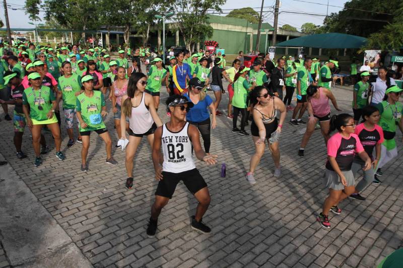 A sétima edição da Corrida e Caminhada do Servidor Público (foto), realizada no Parque do Utinga na manhã desde sábado, 10, reuniu mais de mil servidores do Governo do Pará com o objetivo de promover a saúde e a qualidade de vida. E foi com inspiração nesses dois pilares do evento que Renato Alves e Adriana Lima levaram, mais uma vez, o primeiro lugar do masculino e feminino da competição. Em sete anos de evento, a cabo do Corpo de Bombeiros Adriana Lima chegou em primeiro lugar 4 vezes. Em 2017, ela foi impedida de participar devido uma lesão no tornozelo causada por um acidente, mas esse ano se preparou com treinos pesados na areia, para ganhar força muscular. “Médicos disseram que eu nunca mais correria e ano passado eu fui assistir e chorei por não participar, mas esse ano eu vim para ganhar. Meu lema é lutar sempre desistir jamais”, disse a tetracampeã.
FOTO: CRISTINO MARTINS / AG. PARÁ
DATA: 10.11.2018
BELÉM - PARÁ <div class='credito_fotos'>Foto: Cristino Martins/Ag. Pará | <a href='/midias/2018/originais/ae9f63b3-f682-4cf5-a06f-796a692d460b.jpg' download><i class='fa-solid fa-download'></i> Download</a></div>