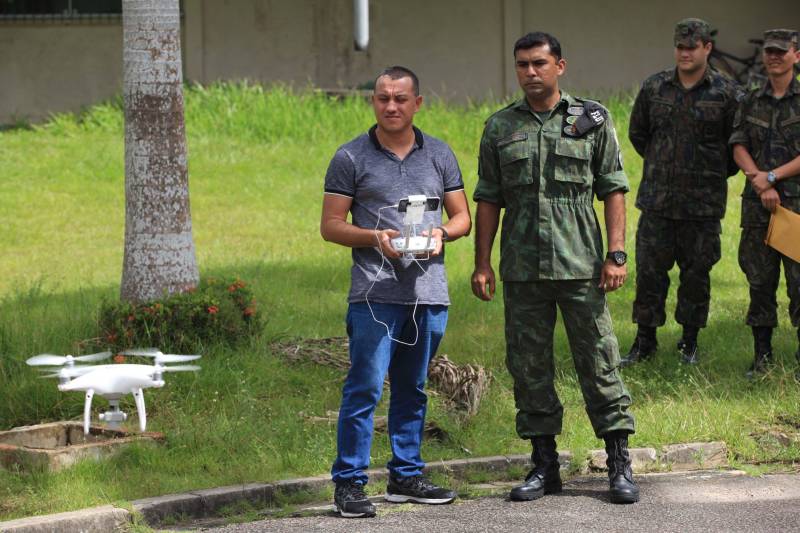 A Polícia Militar iniciou na manhã desta quarta-feira, 16, na sede do Comando Geral, em Icoaraci, o processo de habilitação ao 1º Curso de Operador de Aeronaves Remotamente Pilotadas (RPA - Remotely Piloted Aircraft), conhecidos popularmente como drones (foto), oferecido pela PM do Pará. Vinte candidatos participaram das avaliações psicológica e técnica. Na quinta-feira, 17, a previsão é de que os 23 inscritos sejam submetidos aos testes de aptidão. O resultado final das avaliações será divulgado até a próxima sexta-feira, 18. Os habilitados estarão credenciados a participar do curso previsto para o período de 21 a 25 deste mês. Na programação de hoje foram formados dois grupos, avaliados pela equipe do Centro Integrado de Psicologia e Assistência Social (Cipas). Em seguida os candidatos foram à parte prática, coordenado operacionalmente pelo cabo Antônio Donato, da Assessoria de Comunicação da PM.
FOTO: MÁCIO FERREIRA / AG. PARÁ
DATA: 16.05.2018
BELÉM - PARÁ <div class='credito_fotos'>Foto: MÁCIO FERREIRA/ AG. PARÁ | <a href='/midias/2018/originais/aea29b09-9244-44b4-b152-033b1dc007a7.jpg' download><i class='fa-solid fa-download'></i> Download</a></div>