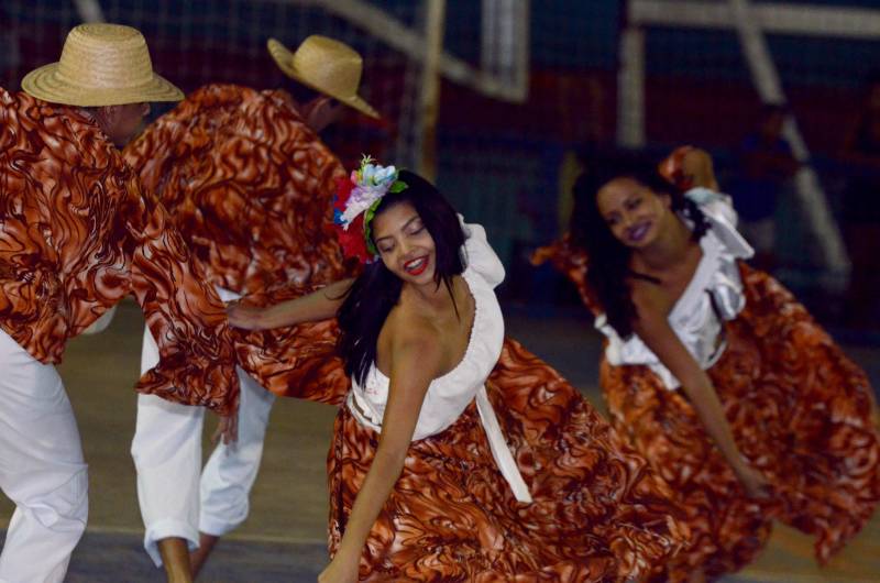 Uma intensa programação cultural, social e esportiva movimenta a cidade de Mãe do Rio, nesta sexta-feira (11), quando o município comemora 30 anos de fundação. Os competidores da etapa regional de Mãe do Rio dos Jogos Estudantis Paraenses (Jeps) terão um forte aliado durante os cinco dias da competição: a animação da torcida local.
FOTO: ELISEU DIAS / ASCOM SEDUC
DATA: 09.05.2018
MÃE DO RIO - PARÁ <div class='credito_fotos'>Foto: Eliseu Dias / Ascom Seduc | <a href='/midias/2018/originais/aea2dfef-c8cc-481b-a0c5-6537b6abcd80.jpg' download><i class='fa-solid fa-download'></i> Download</a></div>