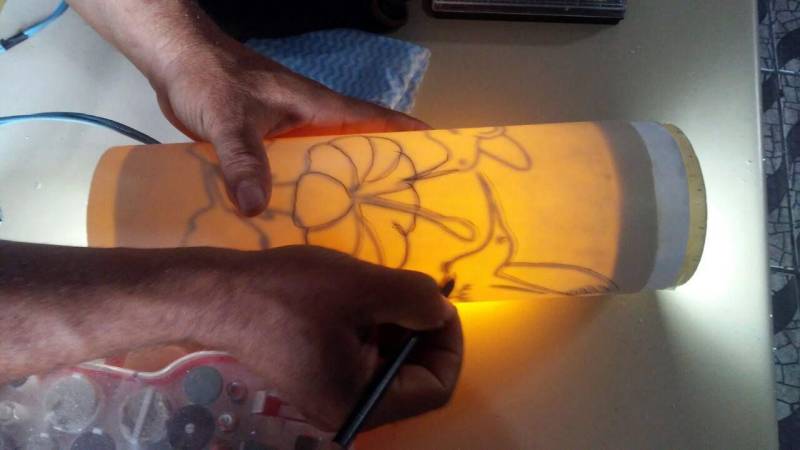 O artesanato é um dos meios utilizados para a ressocialização dos internos custodiados na Carceragem de Parauapebas (CP), no sudeste do Estado, que participam de um curso de produção de luminárias decorativas. O curso é ofertado pela Superintendência do Sistema Penitenciário do Estado (Susipe) em parceria com o Grupo IPÊ de Artesanato, Arte e Cultura do município e tem por objetivo capacitar os internos e promover a reintegração social deles por meio do trabalho. As oficinas de capacitação destinam-se a contribuir para qualificação profissional e desenvolver o potencial criativo dos detentos, mantendo-os produtivos durante o cumprimento da pena. Para participar do curso os alunos passaram por uma triagem onde são avaliados o comportamento e a disciplina dentro da casa penal. As peças produzidas durante os cursos serão comercializadas nas feiras do município de Parauapebas.  

FOTO: ASCOM / SUSIPE
DATA: 18.05.2018
PARAUAPEBAS - PARÁ <div class='credito_fotos'>Foto: ASCOM SUSIPE   |   <a href='/midias/2018/originais/aea51a32-7f5b-43b5-997b-793a21a3baaf.jpg' download><i class='fa-solid fa-download'></i> Download</a></div>