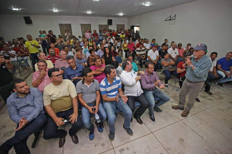 Há 35 anos a dona de casa Guardiana Feitosa é moradora da Rua 15 de Novembro, em Floresta do Araguaia, sul do Pará. Há pelo menos cinco deles não colocava as cadeiras em frente de casa para um bate papo de final de tarde. "Era lama no inverno e poeira no verão, não dava pra ficar aqui na frente", diz Guardiana. "Agora o asfalto chegou, mudou tudo". A 15 de Novembro é uma das mais importantes ruas de Floresta do Araguaia. Abriga três igrejas, três escolas e creches e cerca de 30 pontos comerciais. Cerca de quinhentos moradores vivem ali. O Asfalto na Cidade, programa do Governo do estado que tem como principal objetivo ampliar a mobilidade e acessibilidade nas áreas urbanas do Estado, chegou à Floresta do Araguaia asfaltando a Rua 15 de Novembro e outras seis vias próximas, num total de três quilômetros de asfalto de qualidade superior, além de meio fio. O governador Simão Jatene (foto) foi à Floresta do Araguaia entregar as obras à comunidade. Com ele, estavam o senador Flexa Ribeiro (PSDB/PA); a secretária Extraordinária de Municípios Sustentáveis; Izabela Jatene, o presidente da Assembleia Legislativa do estado, deputado Márcio Miranda; os deputados Cilene Couto e Celso Sabino e o ex-governador Carlos Santos.
FOTO: ANTÔNIO SILVA / AG. PARÁ
DATA: 25.06.2018
FLORESTA DO ARAGUAIA - PARÁ <div class='credito_fotos'>Foto: Antônio Silva/Ag. Pará | <a href='/midias/2018/originais/aea687a0-dbad-4ef9-958b-36cda8f23efa.jpg' download><i class='fa-solid fa-download'></i> Download</a></div>