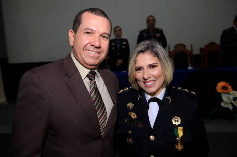 A Secretaria de Estado de Segurança Pública e Defesa Social (Segup), por meio do Instituto de Ensino de Segurança Pública (Iesp), realizou, nesta quarta-feira, 28, no auditório do Ciaba, as formaturas das turmas do Curso Superior de Polícia e Bombeiro Militar CSPBM/2018- Especialização em Gestão Estratégica e Defesa Social e dos cursos de Aperfeiçoamento de Oficiais- CAO/2018 da Polícia Militar do Pará e do Corpo de Bombeiros Militar do Pará- Especialização em Defesa Social em Cidadania. Com a média de 9,75, o primeiro lugar do Curso Superior de Polícia e Bombeiro Militar foi da cearense Keydna Carneiro (foto), 24 anos de PM, de 42 anos.

FOTO: SIDNEY OLIVEIRA / AG. PARÁ
DATA: 28.11.2018
BELÉM - PARÁ <div class='credito_fotos'>Foto: Sidney Oliveira/Ag. Pará   |   <a href='/midias/2018/originais/aea6aaa3-644b-4282-8987-f099fa0753fe.jpg' download><i class='fa-solid fa-download'></i> Download</a></div>