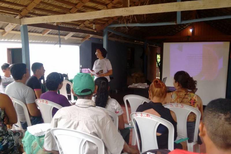 A Secretaria de Estado de Turismo (Setur) conclui, nesta quinta-feira (19), duas turmas de qualificação em dois importantes municípios do estado. Por meio do Programa Estadual de Qualificação do Turismo (PEQTur), na totalidade das duas formações, cerca de 50 pessoas foram capacitadas. Em Monte Alegre, no polo Tapajós (foto), foi realizado o curso profissional de Hospitalidade Turística no Parque Estadual de Monte Alegre (Pema), localizado na comunidade de Maxirazinho.
FOTO: ASCOM SETUR
DATA: 19.04.2018
MONTE ALEGRE - PARÁ <div class='credito_fotos'>Foto: ASCOM SETUR | <a href='/midias/2018/originais/aeb01f0c-62e8-4709-8b3a-f44b092f4808.jpg' download><i class='fa-solid fa-download'></i> Download</a></div>