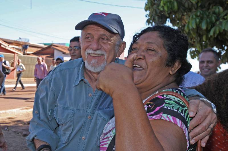 Há 35 anos a dona de casa Guardiana Feitosa é moradora da Rua 15 de Novembro, em Floresta do Araguaia, sul do Pará. Há pelo menos cinco deles não colocava as cadeiras em frente de casa para um bate papo de final de tarde. "Era lama no inverno e poeira no verão, não dava pra ficar aqui na frente", diz Guardiana. "Agora o asfalto chegou, mudou tudo". A 15 de Novembro é uma das mais importantes ruas de Floresta do Araguaia. Abriga três igrejas, três escolas e creches e cerca de 30 pontos comerciais. Cerca de quinhentos moradores vivem ali. O Asfalto na Cidade, programa do Governo do estado que tem como principal objetivo ampliar a mobilidade e acessibilidade nas áreas urbanas do Estado, chegou à Floresta do Araguaia asfaltando a Rua 15 de Novembro e outras seis vias próximas, num total de três quilômetros de asfalto de qualidade superior, além de meio fio. O governador Simão Jatene (foto) foi à Floresta do Araguaia entregar as obras à comunidade. Com ele, estavam o senador Flexa Ribeiro (PSDB/PA); a secretária Extraordinária de Municípios Sustentáveis; Izabela Jatene, o presidente da Assembleia Legislativa do estado, deputado Márcio Miranda; os deputados Cilene Couto e Celso Sabino e o ex-governador Carlos Santos.
FOTO: ANTÔNIO SILVA / AG. PARÁ
DATA: 25.06.2018
FLORESTA DO ARAGUAIA - PARÁ <div class='credito_fotos'>Foto: Antônio Silva/Ag. Pará | <a href='/midias/2018/originais/aeb55871-79c4-4e41-b84d-71355b5eb509.jpg' download><i class='fa-solid fa-download'></i> Download</a></div>