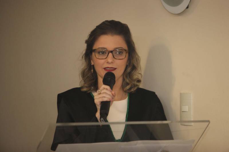 A Defensora Pública Geral, Jeniffer de Barros Rodrigues (foto), foi reconduzida pelo Conselho Superior da Defensoria Pública do Estado do Pará para mais um biênio frente à Defensoria Pública do Estado do Pará. A 52ª Sessão Extraordinária do Conselho Superior ocorreu nesta terça-feira, 26 de junho, e foi presidida pelo Subdefensor Público Geral do Estado do Pará, Vladimir Koenig. Jeniffer de Barros Rodrigues foi reconduzida pelo Governador do Estado, Simão Jatene, por meio do decreto de 27 de março de 2018. A Defensora Pública Geral do Estado do Pará foi a candidata mais votada na eleição para o cargo, ocorrida em 09 de março de 2018, com 162 votos. A Sessão Solene contou com a presença de familiares, autoridades de Estado, membros da Gestão, defensores públicos e servidores da Defensoria Pública do Estado.
FOTO: MARCELO LELIS / AG. PARÁ
DATA: 26.06.2018
BELÉM - PARÁ <div class='credito_fotos'>Foto: Marcelo Lelis / Ag. Pará | <a href='/midias/2018/originais/aebbb9a2-b1a5-493a-992e-662646749b50.jpg' download><i class='fa-solid fa-download'></i> Download</a></div>