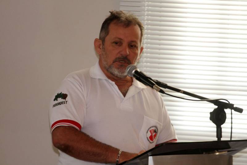 O Governo do Estado entregou, nesta segunda-feira, 12, no Palácio do Governo, 75 motocicletas a mototaxistas de Belém, Castanhal, Ananindeua e Igarapé-Açu. As motos foram adquiridas pelos mototaxistas por meio do Credcidadão, programa que incentiva a geração de trabalho e renda entre os microempreendedores com necessidades financeiras. O governador Simão Jatene fez a entrega das chaves das motos, acompanhado do prefeito de Belém, Zenaldo Coutinho; do presidente da Assembleia Legislativa do Estado do Pará (Alepa), Márcio Miranda; dos deputados Eliel Faustino e Coronel Neil; do secretário de Desenvolvimento Econômico, Indústria, Comércio e Mineração, Hildegardo Nunes; do diretor-geral do Credcidadão, Jorge Rezende e de representantes de sindicatos e associações de mototaxistas, entre eles o presidente do Sindicato dos Mototaxistas do Pará, José Ribamar Soares, o Alemão (foto).
FOTO: CRISTINO MARTINS / AG. PARÁ
DATA: 12.11.2018
BELÉM - PARÁ <div class='credito_fotos'>Foto: Cristino Martins/Ag. Pará | <a href='/midias/2018/originais/aec3e874-4ebc-48da-a6d1-17f1865ea7c7.jpg' download><i class='fa-solid fa-download'></i> Download</a></div>