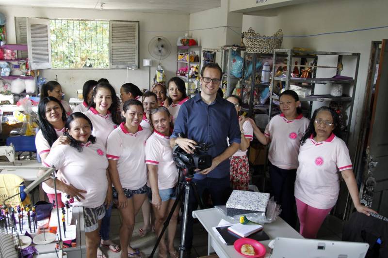 O repórter Daniel Gallas, correspondente internacional da BBC World News TV, com sede em Londres, na Europa, esteve em Ananindeua para conhecer o trabalho realizado por detentas do Centro de Recuperação Feminino (CRF), na Cooperativa Social de Trabalho Arte Feminina Empreendedora (Coostafe) - a primeira cooperativa formada exclusivamente por mulheres presas no Brasil.
FOTO: AKIRA ONUMA / ASCOM SUSIPE
DATA: 03.04.2018
BELÉM - PARÁ <div class='credito_fotos'>Foto: Akira Onuma / Ascom Susipe | <a href='/midias/2018/originais/aec7cfd5-e9c5-4437-abde-1b1f9521f7f4.jpg' download><i class='fa-solid fa-download'></i> Download</a></div>