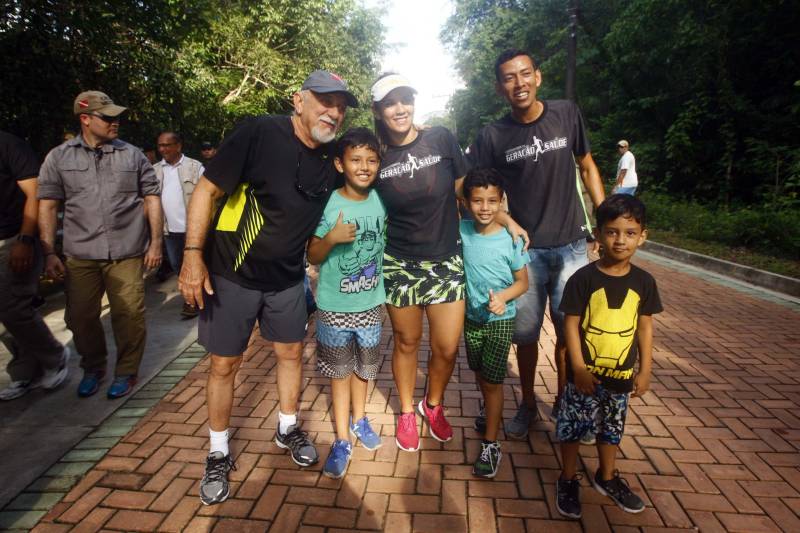 Uma reabertura feita a milhares de mãos. A fita inaugural colocada no inicio da trilha principal do Parque do Utinga foi rompida por mais de cinco mil pessoas ansiosas pelo inicio da caminhada, marcando o segundo dia da programação de reabertura do mais novo espaço paraense de lazer e interatividade com a natureza. Misturado aos populares, o governador Simão Jatene andou os quatro quilômetros que separam a entrada do parque ao seu ponto final, o Recanto da Volta.
FOTO: THIAGO GOMES / AG. PARÁ
DATA: 17.03.2018
BELÉM - PARÁ <div class='credito_fotos'>Foto: Thiago Gomes /Ag. Pará | <a href='/midias/2018/originais/aeca6e40-1018-4be1-8dfe-335c7a96ddd8.jpg' download><i class='fa-solid fa-download'></i> Download</a></div>