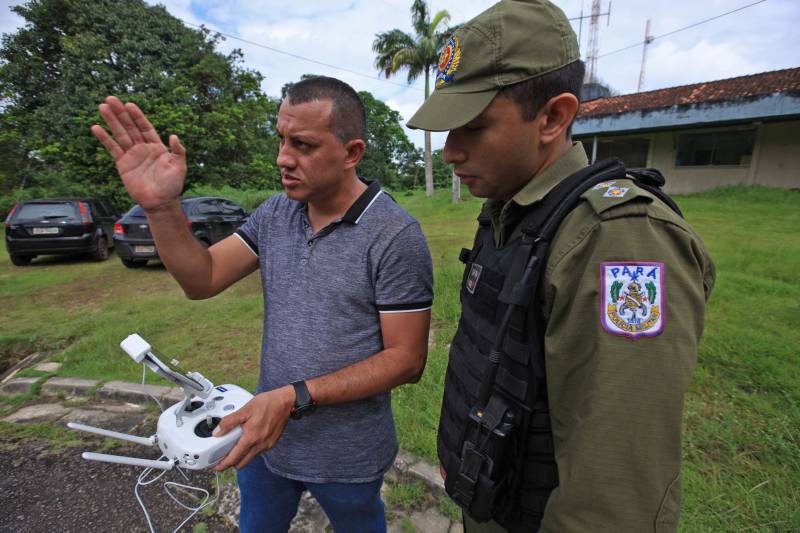 A Polícia Militar iniciou na manhã desta quarta-feira, 16, na sede do Comando Geral, em Icoaraci, o processo de habilitação ao 1º Curso de Operador de Aeronaves Remotamente Pilotadas (RPA - Remotely Piloted Aircraft), conhecidos popularmente como drones (foto), oferecido pela PM do Pará. Vinte candidatos participaram das avaliações psicológica e técnica. Na quinta-feira, 17, a previsão é de que os 23 inscritos sejam submetidos aos testes de aptidão. O resultado final das avaliações será divulgado até a próxima sexta-feira, 18. Os habilitados estarão credenciados a participar do curso previsto para o período de 21 a 25 deste mês. Na programação de hoje foram formados dois grupos, avaliados pela equipe do Centro Integrado de Psicologia e Assistência Social (Cipas). Em seguida os candidatos foram à parte prática, coordenado operacionalmente pelo cabo Antônio Donato, da Assessoria de Comunicação da PM.
FOTO: MÁCIO FERREIRA / AG. PARÁ
DATA: 16.05.2018
BELÉM - PARÁ <div class='credito_fotos'>Foto: MÁCIO FERREIRA/ AG. PARÁ | <a href='/midias/2018/originais/aed276c6-3495-463d-8631-0e537e171dfd.jpg' download><i class='fa-solid fa-download'></i> Download</a></div>