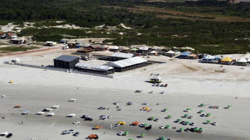Em fase experimental, o Departamento de Trânsito do Estado (Detran) iniciou a utilização do talonário eletrônico, um aparelho portátil que registra infração de trânsito e realiza consulta sobre veículos e condutores. A tecnologia está sendo testada no município de Salinópolis, no nordeste paraense, dentro da Operação Verão 2018, um trabalho integrado dos órgãos do Sistema de Segurança Pública. “A utilização do talonário traz rapidez no atendimento ao público, tanto em uma abordagem de fiscalização comum, quanto na autuação, se houver. A agilidade no atendimento contribui também para que não haja grandes congestionamentos em função das abordagens”, informou o coordenador de Operações do Detran, Ivan Feitosa.
FOTO: ASCOM / DETRAN
DATA: 01.07.2018
SALINÓPOLIS - PARÁ <div class='credito_fotos'>Foto: ASCOM DETRAN | <a href='/midias/2018/originais/aed4e5f5-5faa-43fb-89e3-59a0188dfc80.jpg' download><i class='fa-solid fa-download'></i> Download</a></div>