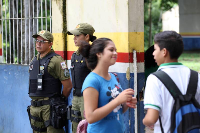 Uma das seis escolas da capital nas quais o Cipoe atua com o Plano de Segurança Escolar é a Escola Estadual Hilda Vieira (foto), no bairro da Marambaia. Lá estudam 1.300 alunos, do ensino fundamental à Educação de Jovens e Adultos (EJA), nos períodos matutino, vespertino e noturno.
FOTO: SIDNEY OLIVEIRA / AG. PARÁ
DATA: 30.05.2018
BELÉM - PARÁ <div class='credito_fotos'>Foto: Sidney Oliveira/Ag. Pará | <a href='/midias/2018/originais/aed8fd9a-2884-45fb-aadc-d22345047670.jpg' download><i class='fa-solid fa-download'></i> Download</a></div>