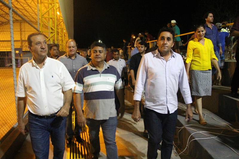 em Canaã dos Carajás com a assinatura do convênio de Asfalto na Cidade, um aporte do Governo do Pará de R$6,5 milhões. A benfeitoria foi uma das demandas apresentadas pela prefeitura municipal na Secretaria de Municípios Sustentáveis e deve ser iniciada brevemente. A programação na cidade encerrou com uma vista às Praças Papai Noel e da Bíblia (foto) que estão prestes a serem inauguradas.
FOTO: ANTONIO MACEDO / DIVULGAÇÃO
DATA: 11.05.2018
CANAÃ DOS CARAJÁS - PARÁ <div class='credito_fotos'>Foto: ANTONIO MACEDO / DIVULGAÇÃO | <a href='/midias/2018/originais/aee56c89-c5bc-456e-afa5-e2bcf9dd9c6d.jpg' download><i class='fa-solid fa-download'></i> Download</a></div>