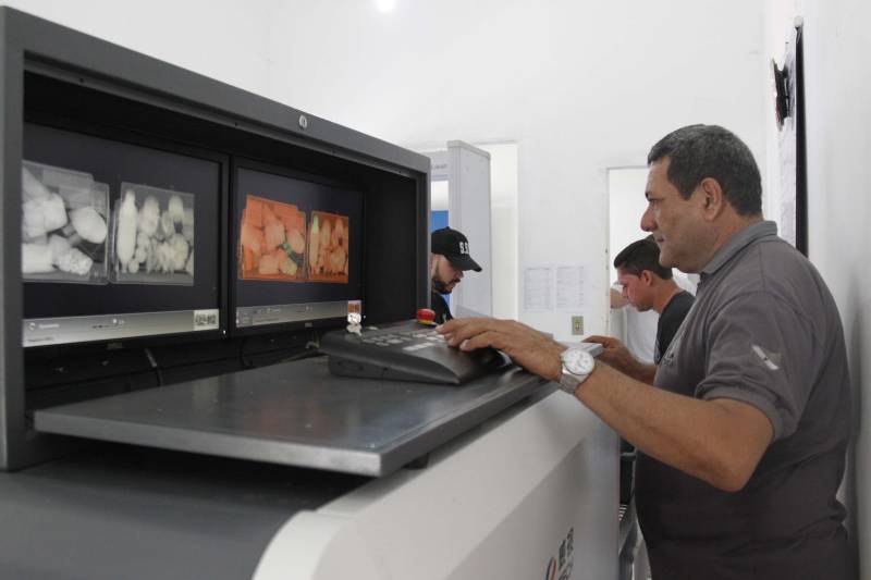 A Superintendência do Sistema Penitenciário do Estado (Susipe) adquiriu novos equipamentos para reforçar a segurança nas 46 unidades prisionais do Estado. Foram investidos cerca de R$ 10 milhões do total de recursos destinados ao Pará pelo Fundo Penitenciário Nacional (Funpen), em 2017 - o montante foi de mais de R$ 44 milhões de reais. O recurso foi utilizado na compra de rádios comunicadores, raquetes, algemas, banquetas e equipamentos de raio x, furgão-cela, caminhão-cela, contratação de serviço de bloqueio de celular e equipamentos de tecnologia da informação, além de armamento que será utilizado pelos novos agentes prisionais concursados.
FOTO: AKIRA ONUMA / ASCOM SUSIPE
DATA: 09.03.2018
BELÉM - PÁRA <div class='credito_fotos'>Foto: Akira Onuma / Ascom Susipe | <a href='/midias/2018/originais/aee7fb99-7d6f-40cf-928a-a1ec4cc37237.jpg' download><i class='fa-solid fa-download'></i> Download</a></div>