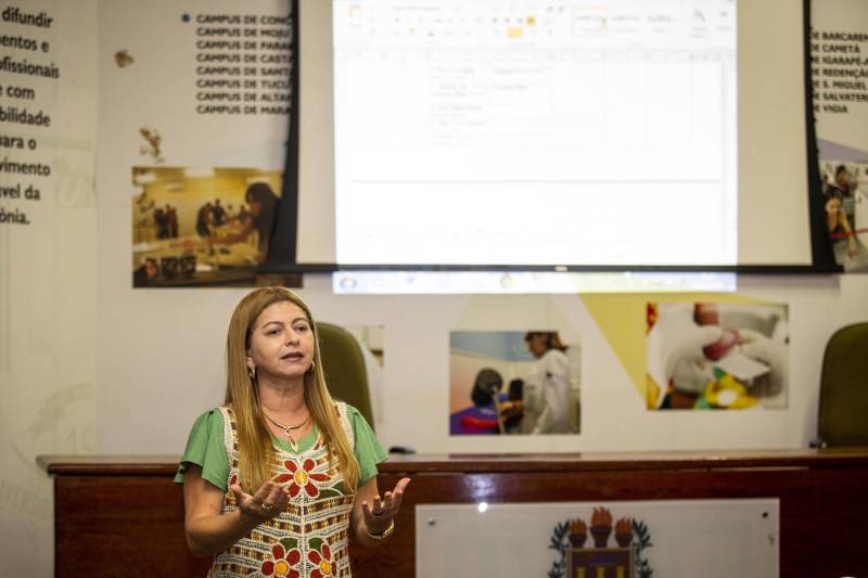 Proposta abre novos horizontes para as 39 famílias do povo Warao, refugiados da Venezuela, que estão em Belém desde outubro de 2017. O Projeto Kuarika Nakuri, que significa “Vamos em Frente” na língua warao, foi construído com os próprios indígenas, por uma comissão interinstitucional requisitada pelo Ministério Público Federal para atender as necessidades dos imigrantes. O Grupo de Trabalho de Educação foi coordenado pela Universidade do Estado do Pará (Uepa), por meio do Núcleo de Formação Indígena (Nufi), e teve a participação de órgãos da esfera estadual, municipal e da sociedade civil. Na foto, a coordenadora do Nufi, Joelma Alencar.

FOTO: NAILANA THIELY / ASCOM UEPA
25.05.2018
BELÉM - PARÁ <div class='credito_fotos'>Foto: Nailana Thiely / Ascom Uepa   |   <a href='/midias/2018/originais/aee8376e-c5a2-4a28-9ba0-0bb134712da3.jpg' download><i class='fa-solid fa-download'></i> Download</a></div>