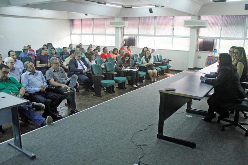 Com a definição dos novos parâmetros do Programa Nacional de Crédito Fundiário (PNCF), os agricultores paraenses devem começar a ter acesso em breve ao PNCF. As novas linhas do programa foram apresentadas nesta quinta-feira (21), pela subsecretária de Reordenamento Agrário da Secretaria Especial de Agricultura e Desenvolvimento Agrário do Governo Federal, Raquel Santori, durante a reunião (foto) do Conselho de Desenvolvimento Rural Sustentável (CDRS), na sede da Secretaria de Estado de Desenvolvimento Agropecuário e da Pesca (Sedap), em Belém. Durante a reunião com os conselheiros, Raquel explicou que o Programa Nacional de Crédito Fundiário é uma política pública do governo federal executada em parceria com os governos estaduais por meio das unidades técnicas para que o crédito alcance todas as regiões do país. O financiamento é destinado aos agricultores familiares sem terra ou com pouca terra para que possam comprar imóveis rurais, construir casa, preparar o solo e aplicar na infraestrutura necessária para produção e assistência técnica.
FOTO: ASCOM / SEDAP
DATA: 21.06.2018
BELÉM - PARÁ <div class='credito_fotos'>Foto: Ascom Sedap | <a href='/midias/2018/originais/aee92771-1abd-4813-8c92-d89335b44e93.jpg' download><i class='fa-solid fa-download'></i> Download</a></div>