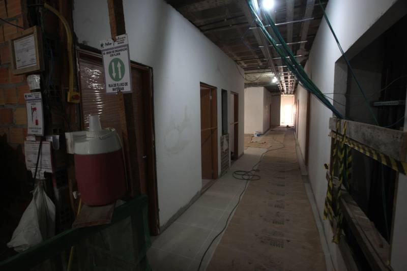 A saúde pública da Região Metropolitana de Belém vai ganhar mais um espaço para atendimento do Sistema Único de Saúde (SUS). Em dezembro o governo do Estado inaugura o Centro Médico de Especialidades (CEM), que vai concentrar, em um só lugar, a oferta de serviços ambulatoriais, consultas e diagnósticos. Com a nova unidade, se fortalecem os pilares da eficácia e da qualidade na saúde pública, bases importantes para uma boa prestação de serviço na rede estadual.
FOTO: SIDNEY OLIVEIRA / AG. PARÁ
DATA: 20.11.2018
BELÉM - PARÁ <div class='credito_fotos'>Foto: Sidney Oliveira/Ag. Pará | <a href='/midias/2018/originais/aee9cfb7-294d-4c9b-accc-579901393f08.jpg' download><i class='fa-solid fa-download'></i> Download</a></div>