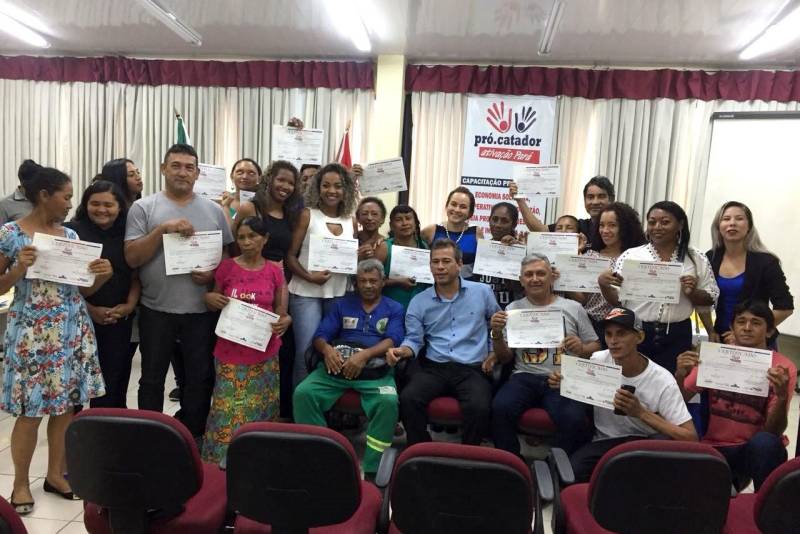 Nesta quinta-feira (8) foram entregues os certificados do curso de “Capacitação em economia solidária, cooperativismo, autogestão, cadeia produtiva de resíduos e informática” para catadores de materiais recicláveis da rede CentPará. Eles receberam, ainda, kits de equipamentos de proteção individual (EPIs).
FOTO: ASCOM SEASTER
DATA: 08.02.2018
BELÉM - PARÁ <div class='credito_fotos'>Foto: Ascom Seaster | <a href='/midias/2018/originais/aeeb9937-a6bf-4aa5-b3ec-bf931dca2afd.jpg' download><i class='fa-solid fa-download'></i> Download</a></div>