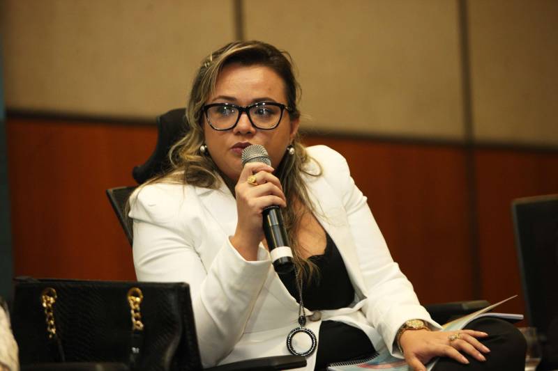 No segundo dia do Fórum Permanente de Prefeitos e Prefeitas dos Municípios Sustentáveis, no Hangar Convenções e Feiras da Amazônia, gestores compartilharam experiências sobre a “Captação de Recursos, Soluções e Parcerias - Governança compartilhada como pressuposto para a Gestão Eficiente”. Nesta quinta-feira (8), também foram assinadas ordens de serviços entre Governo do Estado e prefeituras para obras de infraestrutura e educação que totalizam um valor de mais de 50 milhões de reais. De serviços de pavimentação asfáltica a reforma e ampliação de escolas, os convênios e ordens de serviço totalizam R$52.946.186,86, recursos a serem repassados pelo Governo do Estado e pelo BID, Banco Interamericano de Desenvolvimento, com a contrapartida de alguns municípios. Na foto, a diretora de Gestão de Fundo de Desenvolvimento Econômico (FDE), Josinélia Rayol.
FOTO: SIDNEY OLIVEIRA / AG PARÁ
DATA: 08.02.2018
BELÉM - PARÁ
<div class='credito_fotos'>Foto: Sidney Oliveira/Ag. Pará | <a href='/midias/2018/originais/aeeff289-656d-4e51-ba08-022655ee31c5.jpg' download><i class='fa-solid fa-download'></i> Download</a></div>