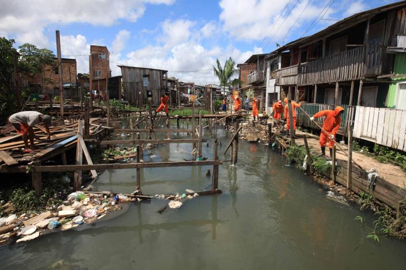 Mais de 130 benfeitorias que foram construídas de maneira irregular sobre o canal do Tucunduba foram retiradas para dar início às obras da segunda etapa do projeto de saneamento integrado da bacia do Tucunduba, que vai beneficiar 250 mil moradores dos bairros de Canudos, Guamá, Terra Firme e Marco.
FOTO: RODOLFO OLIVEIRA / AG. PARÁ
DATA: 16.05.2018
BELÉM - PARÁ <div class='credito_fotos'>Foto: Rodolfo Oliveira/Ag. Pará | <a href='/midias/2018/originais/aef982d9-c255-4841-b255-52feb6d16cd4.jpg' download><i class='fa-solid fa-download'></i> Download</a></div>