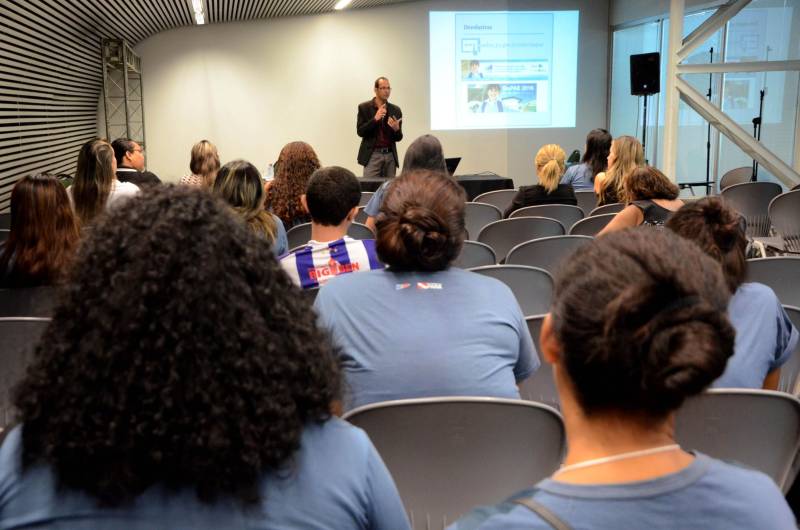 A Secretaria de  Educação Estado do Pará (Seduc), promoveu, nesta sexta-feira, 8, no Hangar, em Belém, palestra para esclarecer a funcionalidade do Sistema Paraense de Avaliação (Sispae), política pública de Avaliação em Larga Escala, que tem como objetivo promover a melhoria da qualidade do ensino nas escolas públicas. A palestra, ministrada pelo coordenador Estadual do sispae, Evandro Paiva, foi parte integrante da 22ª Feira do Livro, que ocorrera até este domingo, 10. O coordenador  do Sispae esclareceu o público, a maior parte professores,  sobre os objetivos, características e o uso de resultados da avaliação, que será realizada  nos dias 24 e 25 de outubro deste ano. "Este ano teremos uma adesão de 4.088 escolas, destas 3.234 municipais e 837 estaduais e ainda 8 privadas, contabilizando 545.681 estudantes avaliados ", disse. 

FOTO: FERNANDO NOBRE / ASCOM SEDUC
DATA: 08.06.2018
BELÉM - PARÁ <div class='credito_fotos'>Foto: FERNANDO NOBRE/ASCOM SEDUC   |   <a href='/midias/2018/originais/af16018d-9e90-416f-b425-13ee0babaef1.jpg' download><i class='fa-solid fa-download'></i> Download</a></div>