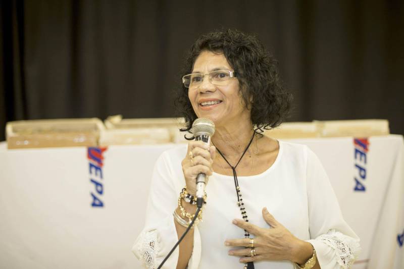 A primeira doação de instituições do Norte do Brasil para ajudar a reconstruir o acervo do Museu Nacional foi concretizada nesta segunda-feira (12), na sala de recitais do Centro de Ciências Sociais e Educação (CCSE), da Universidade do Estado do Pará (Uepa), em Belém. Além da devolução de 314 espécimes emprestados à instituição paraense pelo Museu Nacional, a Uepa doou 200 peças da Coleção Zoológica Dr. Joachim Adis. Na foto, a professora Ana Lúcia Gutjahr.
FOTO: MARCELLO SARMENTO / ASCOM UEPA
DATA: 12.11.2018
BELÉM - PARÁ <div class='credito_fotos'>Foto: MARCELLO SARMENTO / ASCOM UEPA | <a href='/midias/2018/originais/af18435a-0dcf-4f4b-873d-b7d081e8a713.jpg' download><i class='fa-solid fa-download'></i> Download</a></div>
