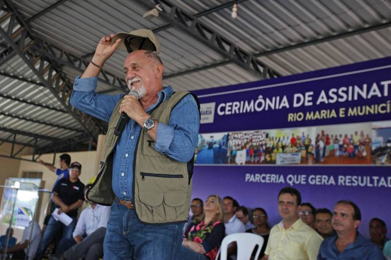 Onze municípios do sul e sudeste paraense recebem recursos do Estado para recuperar ruas e vicinais atingidas pelas enchentes e fortes chuvas que caem na região. Em agenda oficial nesta sexta-feira (6), o governador Simão Jatene (foto) assinou, pela manhã, no Parque de Exposições Valeu Boi Leilões, em Rio Maria, os convênios que garantem o repasse de cerca de R$ 4 milhões. As obras de caráter emergencial serão executadas pelas prefeituras em parceria com a Secretaria de Estado de Transportes (Setran). O objetivo é recuperar a trafegabilidade nessas localidades e assegurar o direito de ir e vir da população. Na manhã desta sexta, foram assinados nove convênios, com os municípios de Redenção, Pau D’Arco, São Félix do Xingu, Santa Maria das Barreiras, Tucumã, Água Azul do Norte, Xinguara, Bannach e Rio Maria. Além da Setran, participam da ação o Centro Regional de Governo do Sudeste do Pará e a Defesa Civil. “O valor do investimento em cada município vai depender da necessidade verificada pelas equipes do Estado e das prefeituras. O recurso não será usado para reconstruir vias, mas para restabelecer a trafegabilidade”, disse o secretário de Transportes, Kléber Menezes.
FOTO: ANTÔNIO SILVA / AG. PARÁ
DATA: 06.04.2018
RIO MARIA - PARÁ <div class='credito_fotos'>Foto: Antônio Silva/Ag. Pará | <a href='/midias/2018/originais/af21a4f7-3852-4b13-8e2e-716cfdf329c5.jpg' download><i class='fa-solid fa-download'></i> Download</a></div>