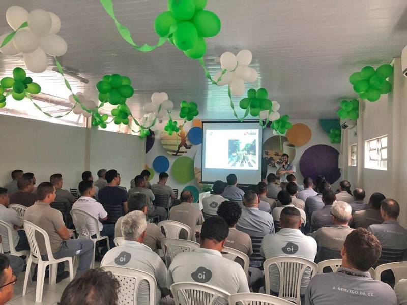 Acidente de trânsito também pode ser considerado como de trabalho. Por isso, cada vez mais as empresas vêm investindo em atividades educativas que visam conscientizar os empregados e solicitam ao Departamento de Trânsito do Pará (Detran) a execução de ações de sensibilização dos funcionários, como palestras, demonstrações do uso do etilômetro, exibição de vídeos, entre outras. Somente este ano, cerca de 1.240 trabalhadores participaram do projeto denominado Detran nas Empresas, desenvolvido pela Coordenadoria de Educação da autarquia. O objetivo é levar às corporações públicas ou privadas ações que visam construir um novo conceito de segurança no trânsito.

FOTO: ASCOM / DETRAN
DATA: 07.12.2018
BELÉM - PARÁ <div class='credito_fotos'>Foto: ASCOM DETRAN   |   <a href='/midias/2018/originais/af271846-be2a-4de3-98a5-4814b5cb19ab.jpg' download><i class='fa-solid fa-download'></i> Download</a></div>