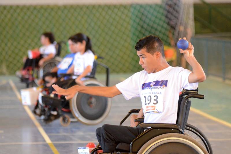 Na disputa houve partidas de goaball, bocha (foto), tênis de mesa atletismo e natação. A promoção do evento é da Secretaria de Educação (Seduc) por meio do seu Núcleo de Esporte e Lazer (NEL). Conceição Felgueiras, coordenadora dos Jogos, fez avaliação positiva do evento, realizado pela primeira vez fora da capital paraense e que mobilizou mais de 270 pessoas diretamente, entre dirigentes, técnicos e acompanhantes dos paratletas. "Todos os paratletas participantes são vencedores. Além da competição, eles tiveram um momento para socializar e confraternizar -pois eram participantes de vários municípios do estado. O evento ainda cumpriu a missão de sensibilizar o poder público local sobre a importância do incentivo ao esporte paralímpico", disse.
FOTO: FERNANDO NOBRE / ASCOM SEDUC
DATA: 29.06.2018
MARABÁ - PARÁ <div class='credito_fotos'>Foto: FERNANDO NOBRE/ASCOM SEDUC | <a href='/midias/2018/originais/af310861-7630-4e91-b30a-cde658f9e29b.jpg' download><i class='fa-solid fa-download'></i> Download</a></div>