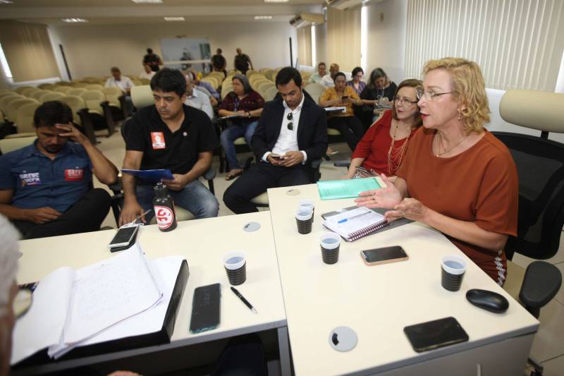 Representantes do Sindicato dos Trabalhadores em Educação Pública do Pará (Sintepp) e Sindicato dos Docentes da Universidade do Estado do Pará (Sinduepa) foram recebidos, nesta terça-feira, 29, na Secretaria de Estado de Administração (Sead), em reunião solicitada pelo próprio Sintepp para tratar sobre o piso salarial dos professores de 2018, concurso público e assuntos específicos da Secretaria de Estado de Educação (Seduc). Participaram da reunião a secretária de Administração, Alice Viana (vermelho); a secretária adjunta de Administração, Ruth Pina; e a secretaria adjunta de Gestão de Pessoas da Seduc, Dayse Ana Batista. "Reiteramos que o Pará é um dos poucos Estados que mesmo diante da crise econômica não parcelou ou atrasou nenhum pagamento dos servidores e que a remuneração do professor em início de carreira é maior que o piso nacional da categoria. O piso hoje está fixado em R$ 2.455,35, mas no estado o salário inicial chega a R$ 3.772,69. A remuneração média de um professor com 200 horas é de RS 4.834,94 – quase o dobro do piso nacional. Esse tema é o ponto principal em discussão judicial em andamento. Esse ponto já foi amplamente discutido e explicado para o sindicato", explicou a secretária Alice Viana.
FOTO: CARLOS SODRÉ / AG. PARÁ
DATA: 29.05.2018
BELÉM - PARÁ <div class='credito_fotos'>Foto: Carlos Sodré/Agência Pará | <a href='/midias/2018/originais/af35796d-7426-4202-afed-72600bb3f22a.jpg' download><i class='fa-solid fa-download'></i> Download</a></div>