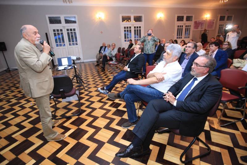 O Secretário de Estado de Transportes, Kleber Menezes, apresentou na tarde desta sexta-feira (4), no Palácio do Governo, o aplicativo "Caminhos do Pará", desenvolvido pela Secretaria de Transportes, jutamente com o novo Portal Digital da Setran, integrado ao app, além de lançar o Mapa Viário do Pará 2018, totalmente atualizado. O evento contou com a presença do governador Simão Jatene e convidados. O aplicativo Caminhos do Pará, disponível gratuitamente para os sistemas IOS e Android, encontra-se completamente integrado ao site institucional da Setran, exibindo as notícias publicadas, além de dispor aos cidadãos o Sistema Viário Estadual completo, com todas as rodovias e pontes e suas respectivas quilometragens, portos e aeródromos, e os Mapas das diversas regiões do Pará, além de possibilitar ao usuário a indicação de acidentes, interdições e situações de perigo, por meio de GPS, para que a denúncia chegue à Secretaria praticamente em tempo real.
FOTO: MÁCIO FERREIRA / AG. PARÁ
DATA: 04.05.2018
BELÉM - PARÁ <div class='credito_fotos'>Foto: MÁCIO FERREIRA/ AG. PARÁ | <a href='/midias/2018/originais/af49ebaa-ea16-4a0d-8968-f766b5098624.jpg' download><i class='fa-solid fa-download'></i> Download</a></div>