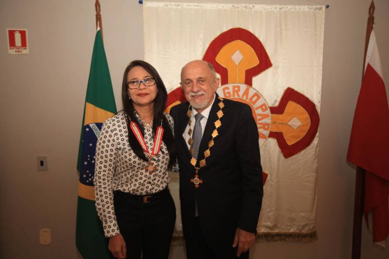 O Governo do Estado do Pará concedeu hoje 230 comendas do Mérito Grão-Pará (foto), a mais alta do Estado, a autoridades e servidores que se destacaram nos últimos oito anos de serviços prestados à população. “O ciclo que encerramos hoje não encerra nossa missão de servir ao público, porque uma vez servidores públicos, trabalhando em benefício da população, nunca mais deixamos de sê-lo, pois essa missão fica gravada em nossos corações”, disse o governador Simão Jatene aos agraciados. O governador entregou, pessoalmente, uma a uma as condecorações.  Das 230 medalhas, 14 foram no grau de Grande Oficial, 60 no grau de Comendador, 8 no grau de Oficial e 11 no grau de Cavaleiro aos servidores civis. Entre os militares, 4 receberam no grau de Comendador, 38 de Oficial e 109 no grau de Cavaleiro.

FOTO: CRISTINO MARTINS / AG. PARÁ
DATA: 31.12.2018
BELÉM - PARÁ <div class='credito_fotos'>Foto: Cristino Martins/Ag. Pará   |   <a href='/midias/2018/originais/af4e550d-137c-4c10-a72a-4d89bc0ac980.jpg' download><i class='fa-solid fa-download'></i> Download</a></div>