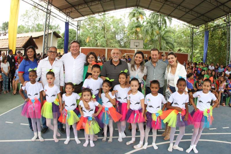 Um painel, no pátio da Escola Estadual de Ensino Médio Ruth Guimarães Ferreira, no distrito de Murinim, em Benevides, mostra 16 alunos da unidade aprovados nos últimos vestibulares. Desses, 12 irão estudar na Universidade Federal do Pará (UFPA). São os primeiros resultados de um processo que começou há nove meses, quando a escola entrou em reforma e ampliação. A nova “Ruth Guimarães Ferreira” foi entregue oficialmente nesta segunda-feira, 26, pelo governador Simão Jatene. Reformada e ampliada, a escola tem agora seis salas de aula; quatro laboratórios (multiuso, multidisciplinar, informática e de leitura); cozinha; refeitório e dispensa; quadra poliesportiva, vestiários feminino e masculino; área de convivência; sala para Atendimento Educacional Especializado (AEE) e acessos para pessoas com deficiência. Espaços de sobra para seus 892 alunos, distribuídos em três turnos do Ensino Médio. A obra custou R$ 2,446 milhões.
FOTO: CRISTINO MARTINS / AG. PARÁ
DATA: 26.03.2018
BENEVIDES - PARÁ <div class='credito_fotos'>Foto: Cristino Martins/Ag. Pará | <a href='/midias/2018/originais/af5235ee-2d1d-4d7b-8280-d45a46070735.jpg' download><i class='fa-solid fa-download'></i> Download</a></div>