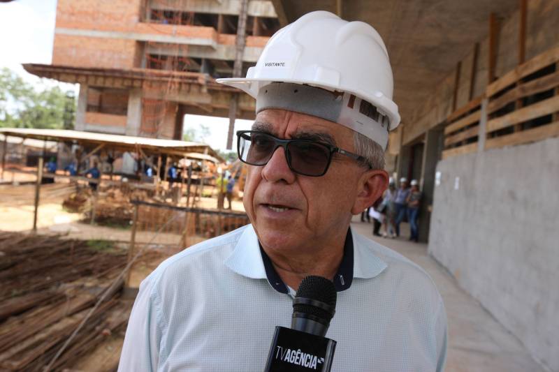O Hospital Regional de Castanhal, referência para 21 municípios da região nordeste do estado, está com as obras em estágio avançado. A informação foi dada por integrantes do governo do estado que visitaram as obras do hospital nesta quarta-feira, 20. "Será um grande e moderno hospital preparado para atendimentos de alta e média complexidades, muito bem equipado", disse o secretário de Saúde do Estado, Vitor Mateus, que acompanhou o governador durante a visita, ao lado do secretário estadual de Obras, Rui Klautau de Mendonça e do prefeito de Castanhal, Pedro Coelho, que aprovou o projeto. "Um dos nossos maiores problemas na área de saúde vai finalmente ter solução", disse o prefeito. "Muitas vezes, em casos graves, temos de deslocar os pacientes para Belém ou Paragominas, sob risco deles não suportarem a viagem. Com esse hospital, que vai ter inclusive tratamento oncológico, isso não será mais necessário" completou Pedro Coelho (foto). 

FOTO: ANTÔNIO SILVA / AG. PARÁ
DATA: 20.06.2018
BELÉM - PARÁ <div class='credito_fotos'>Foto: Antônio Silva/Ag. Pará   |   <a href='/midias/2018/originais/af5b4bc6-5ae2-483d-a9fc-d05ea6dcb7d2.jpg' download><i class='fa-solid fa-download'></i> Download</a></div>