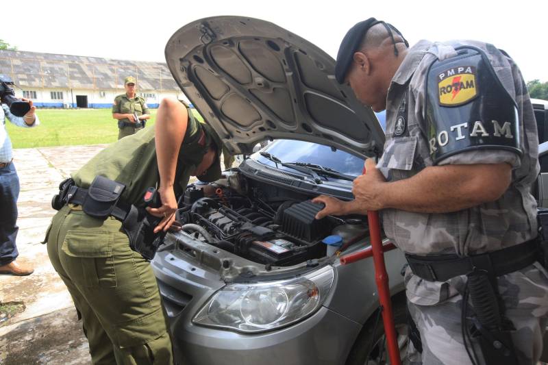 “A sociedade está prestes a receber novos policiais, profissionais prontos e treinados para defender o cidadão. Mesmo ainda não tendo encerrado o curso, já me sinto um PM. A instituição pode ter certeza que estarei sempre de pronto-emprego para atender no que ela precisar de mim”. A fala do aluno do Centro de Formação, dita nesta segunda-feira (7) durante uma aula do Curso de Formação e Aperfeiçoamento de Praças (CFAP) da Polícia Militar do Pará, demonstra o sentimento dos cerca de 2 mil homens e mulheres que estão próximos de encerrar o curso e iniciar seus trabalhos nas ruas. Em Belém, na sede do CFAP, estão em fase de conclusão da formação, cerca de 500 alunos (foto), entre homens e mulheres. Já no interior do Estado, outros 1. 500 passam pelo curso que também acontece nos municípios Conceição do Araguaia, Itaituba, Santarém, Marabá, Parauapebas, Castanhal, Santa Izabel do Pará, Tucuruí, Paragominas, Capanema, Bragança, Altamira, Barcarena, Soure e Breves. A previsão é que no início de agosto deste ano, todos já estejam efetivamente nas ruas. Aprovados no último concurso público da instituição, os futuros policiais estão desde outubro de 2017 participando de um novo modelo formação. De acordo com o major Arthur Silva, sub-comandante do CFAP, a mudança na grade do curso quase dobrou o número de horas aula.
FOTO: RODOLFO OLIVEIRA / AG. PARÁ
DATA: 08.05.2018
BELÉM - PARÁ <div class='credito_fotos'>Foto: Rodolfo Oliveira/Ag. Pará | <a href='/midias/2018/originais/af5db9a3-e00b-45f6-9e3e-1cb4afbaf4b1.jpg' download><i class='fa-solid fa-download'></i> Download</a></div>