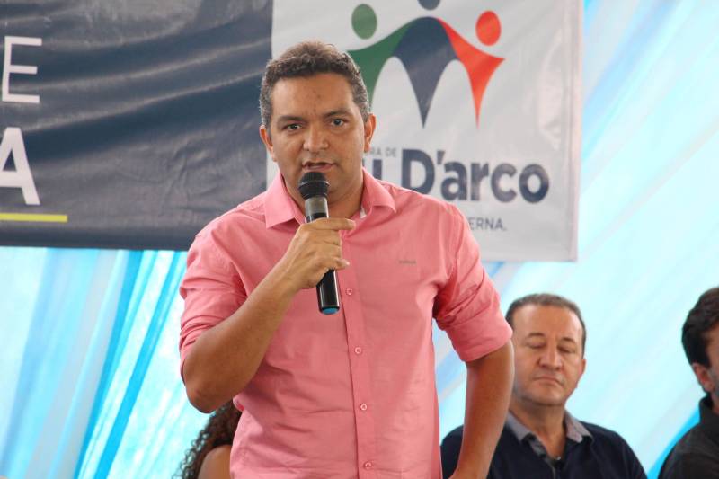 A agenda da Secretaria Extraordinária de Municípios Sustentáveis (Semsu) nas regiões Sul e Sudeste do Pará foi encerrada no sábado (12) nos municípios de Pau D’Arco, Rio Maria e Xinguara. O último dia de programação na região começou no município de Pau D’Arco, com a assinatura de convênio para reforma e ampliação da Escola Municipal Paulo Hannemann. O investimento totaliza R$ 2.812.850,10, sendo R$ 112.850,10 de contrapartida da Prefeitura. Na ocasião, o prefeito de Pau D’Arco, Fredson Pereira da Silva (foto), agradeceu mais um convênio firmado com o Estado.
FOTO: ANTONIO MACEDO / DIVULGAÇÃO
DATA: 12.05.2018
PAU D´ARCO - PARÁ <div class='credito_fotos'>Foto: ANTONIO MACEDO / DIVULGAÇÃO | <a href='/midias/2018/originais/af6013da-f5b1-43c5-a44b-ccf16ecd2eb8.jpg' download><i class='fa-solid fa-download'></i> Download</a></div>