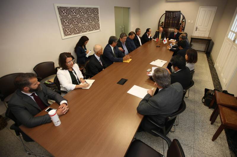 As relações comerciais e culturais entre o Pará e o Japão, além da possibilidade de novos investimentos em áreas estratégicas como infraestrutura viária, saúde e educação estiveram em pauta durante encontro entre o novo Embaixador do Japão no Brasil, Akira Yamada, e o governador Simão Jatene. A reunião ocorreu na tarde desta segunda-feira (28), no Palácio do Governo, em Belém. O representante do governo japonês e comitiva vieram ao Estado para uma série de visitas aos empreendimentos e comunidades Nikkeis em função dos 110 anos da Imigração Japonesa no Brasil. “Viemos agradecer a parceria e a relação do Pará com toda a comunidade japonesa que aqui reside. São pessoas que contribuíram e que continuam trabalhando para o desenvolvimento do Estado”, afirmou o embaixador Akira Yamada.
FOTO: ANTÔNIO SILVA / AG. PARÁ
DATA: 28.05.2018
BELÉM - PARÁ <div class='credito_fotos'>Foto: Antônio Silva/Ag. Pará | <a href='/midias/2018/originais/af614bfd-9faa-48f3-8b64-c7ca23eab4c3.jpg' download><i class='fa-solid fa-download'></i> Download</a></div>