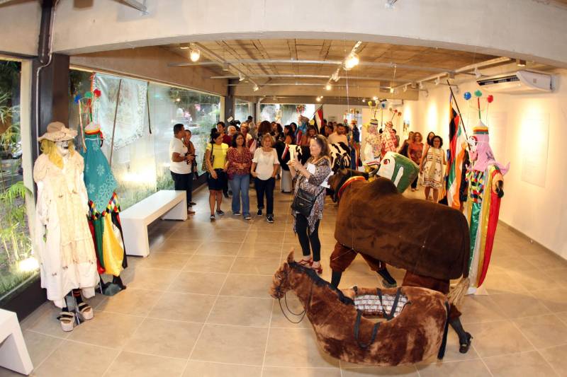 Um grande cortejo cultural marcou a tarde desta quinta-feira, 03, durante a inauguração da Galeria Benedito Nunes, na sede da Fundação Cultural do Pará, no Centur. Participaram representantes dos grupos de Bois de São Caetano de Odivelas, como boi Tinga, Faceiro e Vaca Velha, animados pela banda Milícia Odivelense. Os grupos trouxeram a cultura do Boi de Máscaras para o público de Belém e São Caetano que participaram do evento.
FOTO: CRISTINO MARTINS / AG. PARÁ
DATA: 03.05.2018
BELÉM - PARÁ <div class='credito_fotos'>Foto: Cristino Martins/Ag. Pará | <a href='/midias/2018/originais/af65a091-4dc7-4cae-af01-1800c740e050.jpg' download><i class='fa-solid fa-download'></i> Download</a></div>