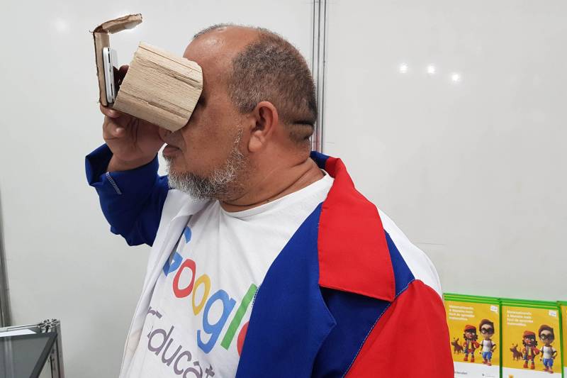 Óculos de realidade virtual feito de miriti, robozinho inteligente, tabuada colorida e game para facilitar o aprendizado com os números. Esses são alguns dos produtos expostos no estande “Matematicando” presente no I Salão do Livro do Sul e Sudeste do Pará, que ocorre no Centro de Convenções Leonildo Borges Rocha, em Marabá, até dia 06 de maio. O projeto da empresa Inteceleri, que hoje conta com a parceria da Google para Educação começou em 2007, quando o pedagogo Dilmar da Cunha (foto), resolveu fazer um livro para ajudar a filha a aprender a tabuada.
FOTO: ASCOM CRGSP
DATA: 03.05.2018
MARABÁ - PARÁ <div class='credito_fotos'>Foto: ASCOM CRGSP | <a href='/midias/2018/originais/af67b65b-e652-4f67-8b52-c4ee81109c9b.jpg' download><i class='fa-solid fa-download'></i> Download</a></div>