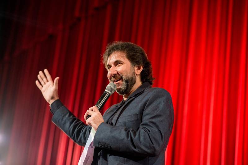 João*, de 17 anos, é natural de Bragança, nordeste do Pará. Há sete meses cumpre medida socioeducativa em uma unidade de internação do Estado após cometer um ato infracional no município onde reside. Mas na manhã desta terça-feira (5), em Belém, pôde vivenciar uma experiência inédita: participou de um espetáculo de teatro diante de dezenas de pessoas que se reuniram no Teatro Margarida Schivasappa, ao lado de outros 30 adolescentes e jovens privados de liberdade. Uma iniciativa pioneira no país que busca promover a ressocialização por meio da arte, fruto das atividades e oficinas pedagógicas realizadas dentro de espaços gerenciados pela Fundação de Atendimento Socioeducativo do Pará (Fasepa). “Eu nunca tinha vindo em um teatro e isso ficará marcado em mim”, disse o socioeducando. Tímido, ele revelou a vontade de deixar para trás os erros cometidos e seguir um futuro completamente novo, com os primeiros passos sendo dados hoje. “Isso despertou algo dentro de mim, pensar na minha vida e em sair do mundo das drogas. Quem sabe me tornar um ator?” divagou. Na foto, o presidente da Fasepa, Simão Bastos.

FOTO: FERNANDO SETTE / ASCOM IOE
DATA: 05.06.2018
BELÉM - PARÁ <div class='credito_fotos'>Foto: FERNANDO SETTE CÂMARA / ASCOM IOE   |   <a href='/midias/2018/originais/af6a0a53-f7a4-40b5-8e96-6a68bd63fe18.jpg' download><i class='fa-solid fa-download'></i> Download</a></div>