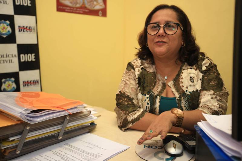 “No caso do açaí, por exemplo, o que pode acontecer são três tipos de crimes: induzimento ao erro, venda de produto impróprio para o consumo e adulteração de alimentos. Esse último, por exemplo, se caracteriza ao serem acrescidas ao alimento em si substâncias que tragam risco à saúde do consumidor, podendo gerar prisão”, disse a delegada Vera Batista.
FOTO: MÁCIO FERREIRA / AG. PARÁ
DATA: 15.03.2018
BELÉM - PARÁ <div class='credito_fotos'>Foto: MÁCIO FERREIRA/ AG. PARÁ | <a href='/midias/2018/originais/af793383-869e-451e-974a-11e0f4791a3c.jpg' download><i class='fa-solid fa-download'></i> Download</a></div>