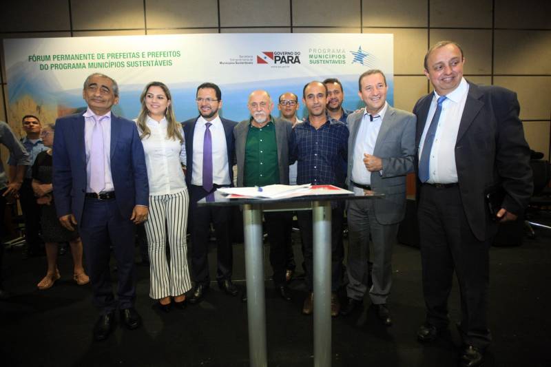 O primeiro dia do Fórum Permanente de Prefeitas e Prefeitos dos Municípios Sustentáveis contou com a participação de 85 prefeitos , 17 vices e 21 secretários municipais dos 141 municípios manifestaram interesse em adotar as diretrizes do programa. Para o governador Simão Jatene, esta grande participação simboliza a união de agentes públicos que colocaram os interesses coletivos acima dos interesses individuais para construir um estado melhor para todos. Com o tema “Gestão Compartilhada”, o evento traz as experiências e os desdobramentos das agendas governamentais que foram planejadas em parceria com as gestões municipais. Através da Secretaria Extraordinária de Municípios Sustentáveis (Semsu) Governo do Pará, por meio da Semsu, investe na capacitação dos municípios para a promoção de uma gestão fiscal eficiente. Para Izabela Jatene, este primeiro dia serviu para sinalizar o quanto os gestores estão preocupados com o equilíbrio da questão fiscal dos municípios e em desenvolver uma governança compartilhada para desenvolver seus municípios.
FOTO: THIAGO GOMES / AG. PARÁ
DATA: 07.02.2018
BELÉM - PARÁ <div class='credito_fotos'>Foto: Thiago Gomes /Ag. Pará | <a href='/midias/2018/originais/af7acd71-db48-4085-8261-4efbe56881f3.jpg' download><i class='fa-solid fa-download'></i> Download</a></div>