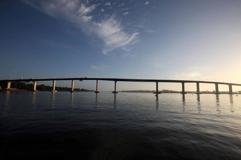 A obra é resultado do trabalho intenso do grupo de trabalho coordenado pelo Governo do Estado, que envolveu diversos órgãos para acelerar os serviços desde que a ponte foi interditada, em março de 2014, quando uma balsa carregada com 900 toneladas de dendê abalou e destruiu uma coluna da estrutura.
FOTO: ANTONIO SILVA / AG. PARÁ
DATA: 18.12.2015
MOJU - PARÁ <div class='credito_fotos'>Foto: Agência Pará | <a href='/midias/2018/originais/af8153e8-ab56-4af0-becb-b5cf38e790b8.jpg' download><i class='fa-solid fa-download'></i> Download</a></div>