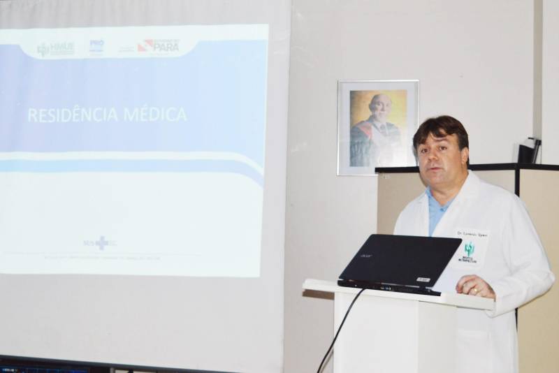 A cirurgia sempre foi, majoritariamente, um campo da medicina dominado pelos homens. Mas nas últimas décadas esta realidade vem mudando. No norte do Brasil aumenta, cada vez mais, o número de mulheres se especializando em cirurgia geral. No entanto, cirurgia de trauma ainda é uma novidade. Nesta semana, o Hospital Metropolitano de Urgência e Emergência (HMUE) certificou a primeira profissional em cirurgia do trauma dentro de um programa de Residência na região, a médica Thaiana Cerqueira Ferraz. Situado no município de Ananindeua, na Região Metropolitana de Belém, o Hospital Metropolitano de Urgência e Emergência é o único serviço hospitalar a ofertar gratuitamente o tratamento de alta complexidade em traumatologia e queimados, na Região Norte. Thaiana Ferraz fez a Residência na instituição sem nenhum custo. Para ela, é “muito gratificante concluir a Residência. Afinal, o hospital nos deu essa oportunidade, em uma especialidade que é muito importante para a sociedade e pouco valorizada, principalmente entre as mulheres”. Na foto, Leonardo Nicolau Ramos, coordenador do Departamento de Ensino e Pesquisa da unidade.
FOTO: ASCOM / HMUE
DATA: 08.03.2018
BELÉM - PARÁ <div class='credito_fotos'>Foto: ASCOM HMUE | <a href='/midias/2018/originais/af83f81d-001b-4437-9181-26b9ea8ccf3b.jpg' download><i class='fa-solid fa-download'></i> Download</a></div>